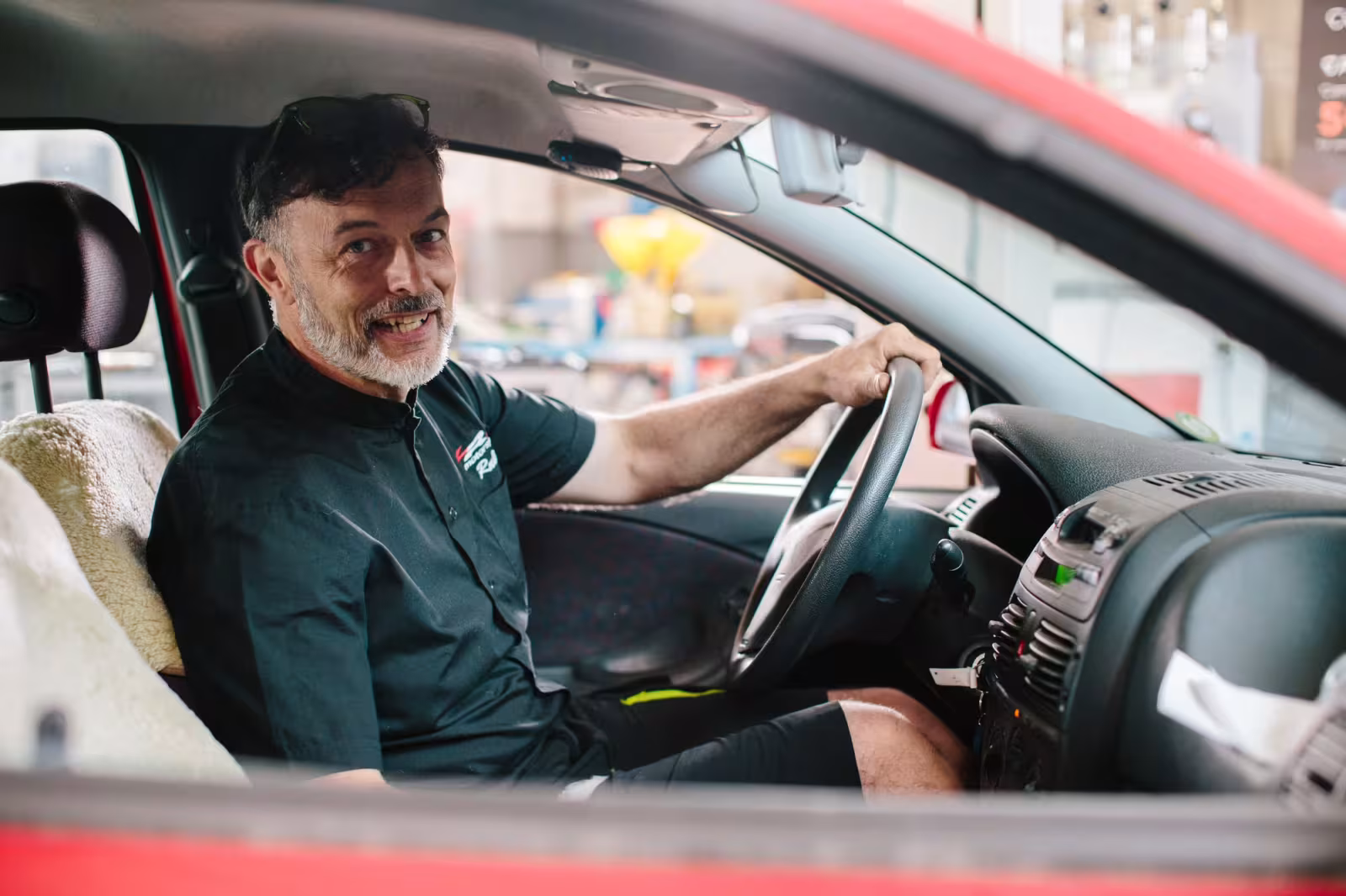 Rudi Luvisotto, titolare dell'autofficina LR Motorsport, al volante di un'auto in officina