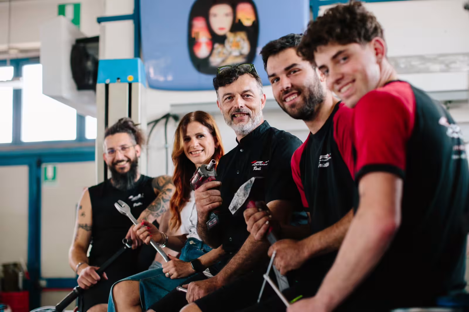Il team di LR Motorsport nell'officina di Ponte nelle Alpi