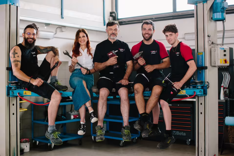 Il team al completo dell'autofficina LR Motorsport di Ponte nelle Alpi